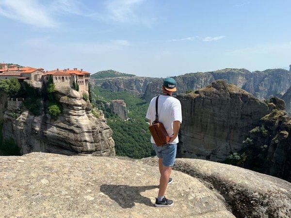 Comment planifier une visite des monastères perchés des Météores en Grèce?