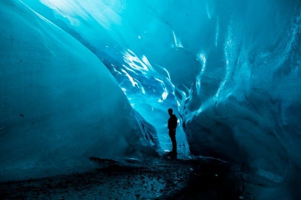 Comment organiser une exploration des grottes de glace en Islande en toute sécurité?