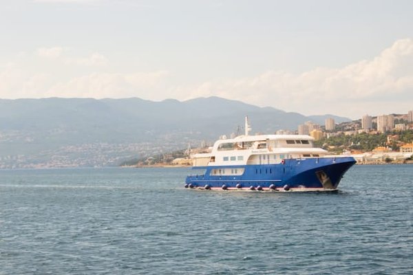 Quelles croisières offrent des séminaires sur l'histoire de la navigation en Méditerranée antique?