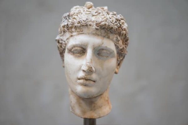 Peut-on louer une cabane en Suède avec des excursions en traîneau à chiens et des ateliers de sculpture sur glace?